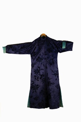 Traditionelles chinesisches Gewand/Mantel, Qing-Dynastie, um 1900, Seide, royalblau außen mit erhabenem reliefartigem floralem Samtdekor, ...
