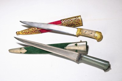 Dolch/Pesh-Kabz, Persien, 18./19. Jh.,, Damastklinge mit einer Schneide, floral gravierter, vergoldeter Metallgriff mit rautenförmig beschnitzten ...