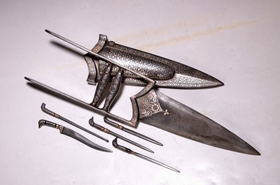 Katar/Tigerdolch, 19. Jahrhundert, mit orig. Scheide und 5 Beimessern bzw. Besteck, Damaststahl, aufwendige Silbertauschierung auf Griff, Klinge und ...