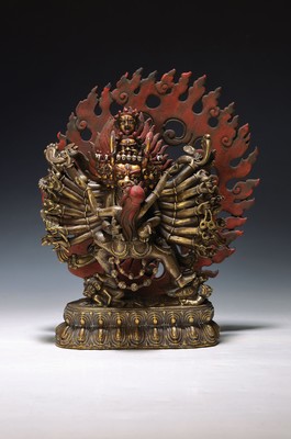 Dharmapala Yamantaka vereint mit Vajra-Vetali, Tibet, 19. Jh., Bronze, Yamantaka mit drei Köpfen, 34 Arme und 16 Beinen, mit Attributen in den ...