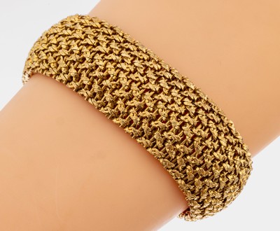 18 kt Gold Armband, GG 750/000, bez. KAZT, aufwändige Flechtarbeit, Oberfläche strukt., L. ca. 18.5 cm, B. ca. 2.3 cm, Kastenschloss mit 2 ...