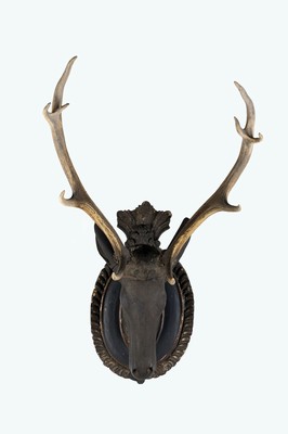 Jagdtrophäe, wohl süddeutsch, 2. Hälfte 19. Jh., Hirschkopf mit original 10ender- Hirschgeweih, Kopf Holz geschnitzt, altersbedingt am Holz ...