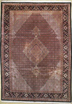 Täbriz fein, China, Ende 20.Jhd, Korkwolle mit Seide, ca. 355 x 255 cm, EHZ: 2(fleckig)