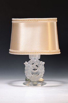 Lampe und Vase, Lalique, 20. Jh., Lampenfuß mit Vogeldekor, eine Brennstelle, Stoffschirm,signiert bzw. Etikett, ca. 35 x 23 x 12 cm,