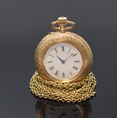 Kleine, offene Zylindertaschenuhr in GG 585/000 an GG 333/000 Kette, Schweiz um 1910, reichhaltig grav. Geh., auf Boden Monogrammspiegel, ...