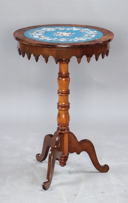 Kleiner Beistelltisch, norddeutsch, um 1860, Mahagonifurnier, Fuß z.T. Obstholz massiv, Platte mit Perlstickerei-Einlage, H. ca. 77 cm, D. ca. 50 ...