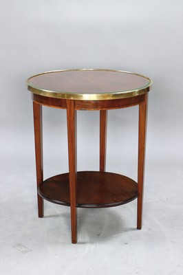 Etagentisch/Beistelltisch, deutsch, um 1910, Mahagoni überwiegend massiv, Glasplatte mit Messingrand eingefasst, H. ca. 73 cm, D. ca. 60 cm, EZ 2