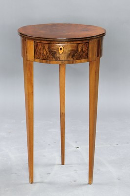 Beistelltisch, um 1820, Platte Mahagonifurnier, z.T. Nussbaumfurnier, eine Schublade, ein Schlüssel, H. ca. 74 cm, D. ca. 42 cm, EZ 2