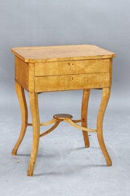 Nähtisch, wohl mitteldeutsch, um 1830, Biedermeier, Birkenfurnier, Inneneinrichtung, Platte aufklappbar und eine Schublade, zwei Schlüssel, ca. ...