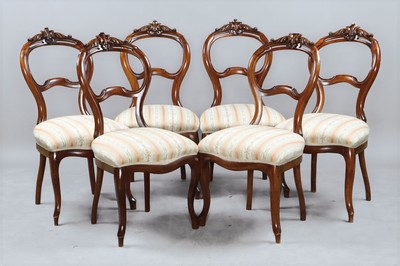 6 Stühle, deutsch um 1860/70,, Nussbaum massiv, Rücken oben in Durchbrucharbeit mit geschnitzter Bekrönung, Polsterung noch gut, ein Fuß besch., ...