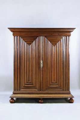 Frankfurter Wellenschrank, um 1720/30, Eiche massiv, z.T. aufgedoppelt auf Fichte, seitlich kassettiert, durchgehendes Wellenprofil, Gesims und ...
