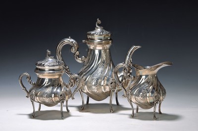 Kaffeeset, 800er Silber, 2. Hälfte 20. Jh., Kaffeekanne, Zuckerdose und Sahnegießer, au vier hohen Beinen, gedrehte Form, stil. Blätter, ...
