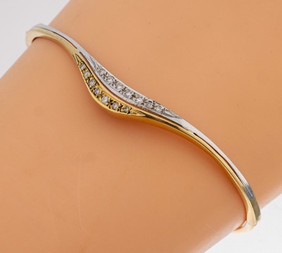14 kt Gold Diamant-Armreif, GG/WG 585/000, Mittelteil besetzt mit 14 8/8-Diamanten, D. ca. 6 x 5 cm, ca. 9.7 g, Kastenschloss mit Sicherheitsacht, ...