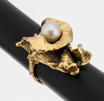 18 kt Gold Perl-Ring, GG 750/000, in Form einer abstrakten Orchidee, mittig weiße Zuchtperle ca. 7.8 mm, Hammerschlagverzierung,RW 60, ca. 19 g