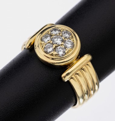 14 kt Gold Brillant-Ring, GG 585/000, Ringkopf mit 7 blütenförm. gefassten Brillanten zus. ca. 0.37 ct Weiß/vs-si, Ringschiene gerieft, RW 57, ...