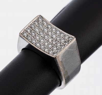 18 kt Gold Brillant-Ring, WG 750/000, 40 Brillanten zus. ca. 0.48 ct Weiß/si, RW 50, ca. 16.7 g