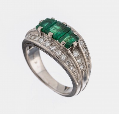 18 kt Gold Smaragd-Diamant-Ring, WG 750/000, 3 facett. Smaragde im Emerald-Cut zus. ca. 1.50 ct, 8/8-Diamanten zus. ca. 0.23 ct Weiß-get.Weiß/si, ...