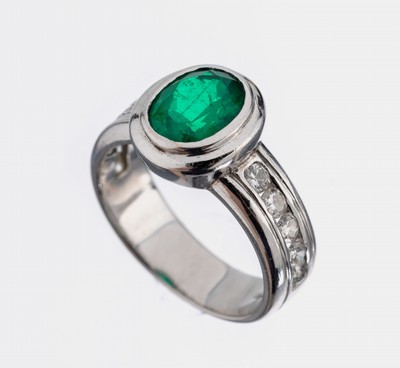 18 kt Gold Smaragd-Brillant-Ring, WG 750/000, ovalfacett. Smaragd ca. 2.00 ct (beh.), 10 Brillanten zus. ca. 0.50 ct Weiß/si, RW 55, ca. 9.2 g