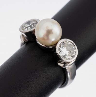 18 kt Gold Zuchtperl-Diamant-Ring, WG 750/000, weiße Zuchtperle ca. 8.3 mm, 2 Altschliffdiamanten zus. ca. 1.20 ct Weiß/p, RW 56, ca. 10.4 g