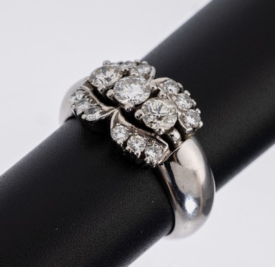 18 kt Gold Diamant Ring, WG 750/000, mittig3 Diamanten zus. ca. 0.75 ct Weiß-l.get.Weiß/ si-p, 12 weitere Brillanten zus. ca. 0.34 ct ...