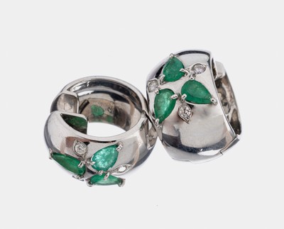 Paar 18 kt Gold Smaragd-Brillant-Creolen, WG 750/000, 6 facett. Smaragdtropfen zus. ca. 2.30 ct, 6 Brillanten zus. ca. 0.12 ct Weiß/si, ca. 1.5 cm, ...