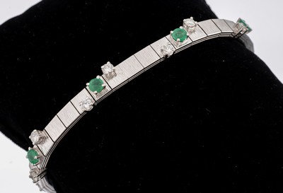 18 kt Gold Brillant-Smaragd-Armband, WG 750/000, 14 Brillanten zus. ca. 1.42 ct Weiß/p, 7 rundfacett. Smaragde zus. ca. 1.40 ct, L. ca. 18 cm, ...
