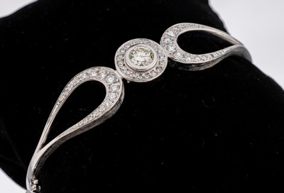 14 kt Gold Brillant-Armreif, WG 585/000 gepr., mittig ein Brillant ca. 0.65 ct light Yellow/vs, weitere Brillanten zus. ca. 0.62 ...