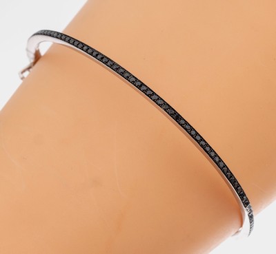 18 kt Gold Diamant-Armreif, WG 750/000, 125 Diamanten zus. ca. 1.09 ct Schwarz, D. ca.5.5 x 5.1 cm, ca. 7.5 g, Meistermarke unged., im Etui
