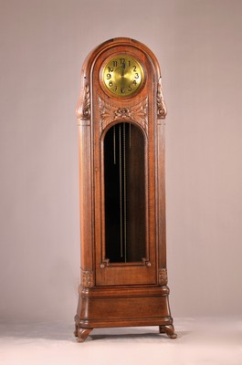 Standuhr, Uhrenmanufaktur Behrens Kraft, Leipzig um 1925/30, Uhrgehäuse im Stil der Zeit, dunkle Eiche mit Applikationen, Holzlünette mit ...