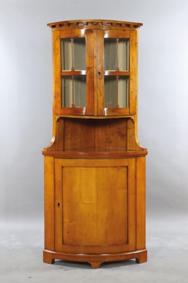 Biedermeier Eckschrank mit Vitrinenaufsatz, um 1820, Kirschbaumfurnier, Zahnfrieß, Pfeilversprossung, Aufsatz mit verglaster Tür, ca. 220 x 98 x 67 ...