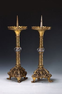 Leuchterpaar nach Renaissance-Vorbild, ausgehendes 19.Jh., Bergkristall als Nodus, Bronzekorpus, dreipassiger Fuß mit verschlungenem Rankenmotiv und ...