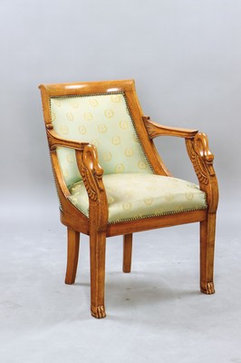 Sessel/Bergere, Frankreich, um 1830, Obstholz massiv, Polsterung im guten Zustand, Bezug zu erneuern, Armlehnen mit Schwanenköpfe, H. ca. 85 cm, Sh. ...
