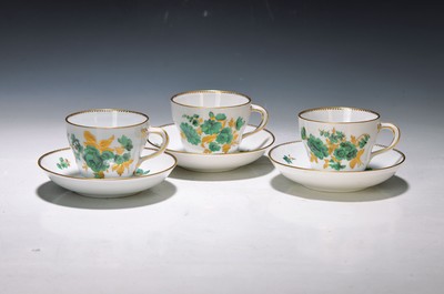 Drei Tassen mit Untertasse, Meissen, um 1860/80, Porzellan, kupfergrüne Blumenbemalung, goldene Blätter, Goldzahnkante, H. ca. 6 cm