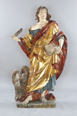 Große Skulptur des Evangelisten Johannes, süddeutsch, um 1770-80, im frühen 19. Jh. überschnitzt, Lindenholz geschnitzt, polychrom und golden ...