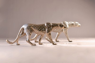 2 Skulpturen von Geparden auf der Pirsch, Bronze, silberfarben gefaßt, dargestellt in angespannter lauernder Haltung, je ca. 46x121x21cm