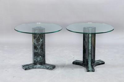 2 Beistelltische "Gama", Italien, 20. Jh., schwarz-grün geäderter Marmor, allseitig mit vertikal eingelassenen grünen Marmorstreifen, ...