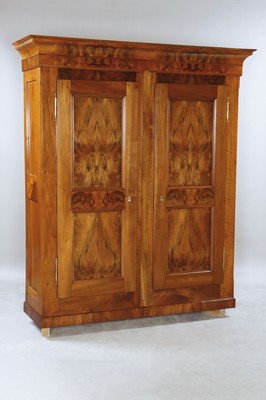 Biedermeierschrank, süddeutsch wohl Freiburg, um 1830/50, Nußbaum massiv z.T. Nußbaumfurnier, zweitürig, zwei separate Schränke mit ...