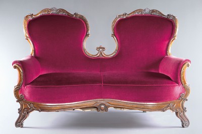 Sofa, Rokokostil, um 1880/90, Nussbaum massiv, beschnitzt, geschwungene Rückenlehne, roter Mohairbezug, gute Polsterung, ca. 112 x 170 x 66 cm, EZ 2