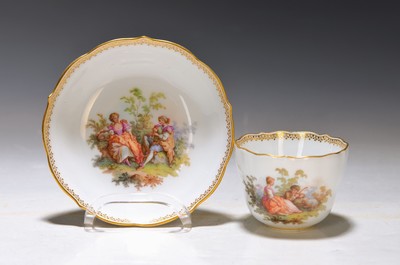 Mokkatasse mit Untertasse, Meissen, um 1880/90, Watteau-Szenen in, qualitätvoller sog. Lupenmalerei, im Spiegel der Untertasse und der, ...
