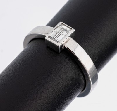 14 kt Gold Diamant-Ring, WG 585/000, Diamant-Baguette ca. 0.45 ct Weiß/p1, RW 56, ca. 5.5 g