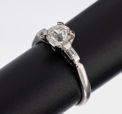 Platin Diamant-Ring, Pt gepr., 10% Iridium,mittig erhaben gefasster Altschliffdiamant ca.0.90 ct l. get. Weiß/p1, Ringschultern mit 2 ...