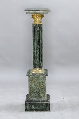 Marmorsäule, schwarz-weiß-grün geäderter Marmor mit Bronzekapitell und Bronzeapplike, H. ca. 111cm, Standfläche oben 28x28cm EZ 2