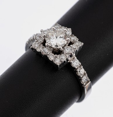 14 kt Gold Brillant-Ring, WG 585/000, quadratischer Ringkopf, mittig erhaben gefasster Brillant ca. 0.50 ct Weiß/si, 23 Brillanten zus. ca. 0.60 ct ...