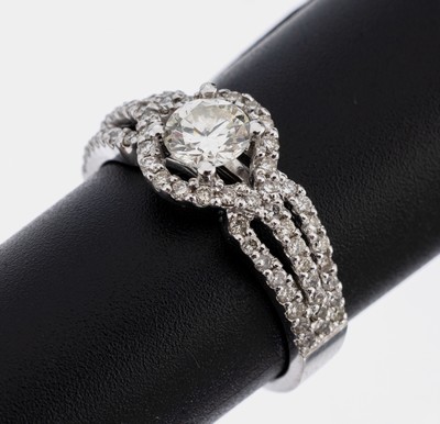 14 kt Gold Brillant-Ring, WG 585/000, mittig erhaben gefasster Brillant ca. 0.50 ct l. get. Weiß/vs, 68 Brillanten zus. ca. 0.34 ct Weiß/si-p1, RW ...