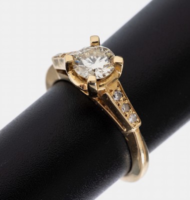 14 kt Gold Diamant-Ring, GG 585/000, mittigerhaben gefasster Brillant ca. 0.80 ct l. get.Weiß/vs, Ringschultern mit 2 Brillanten und 4 ...