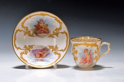 Mokkatasse mit Untertasse, KPM Berlin, um 1900, Form Neuzierat, sog. fliegende Kinder, fein gemalte Putten mit verschiedenen Attributen in ...