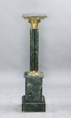 Marmorsäule, schwarz-weiß-grün geäderter Marmor mit Bronzekapitell und Bronzeapplike, H. ca. 111cm, Standfläche oben 28x28cm EZ 2