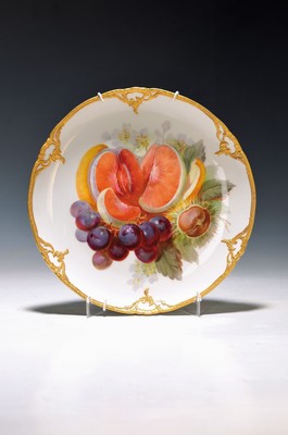 Dessertteller mit Obstbukettmalerei in zarter Weichmalerei, KPM Berlin, um 1912, Porzellan, Jahresbuchstabe L, reliefierter Rocaillenrand aus ...