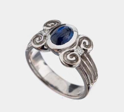 18 kt Gold Saphir Diamant Ring, WG 750/000, ovales Saphir Cabochon ca. 1.0 ct,2 Diamanten im Princess-Cut zus. ca. 0.20 ct Weiß/si, total ca. 9.4 ...