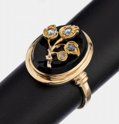14 kt Gold Onyx-Diamant-Ring, um 1890, GG 585/000, ovale Onyxplatte, aufgelegter Blütenzweig mit Diamantrosen, ca. 5.4 g, RW 55